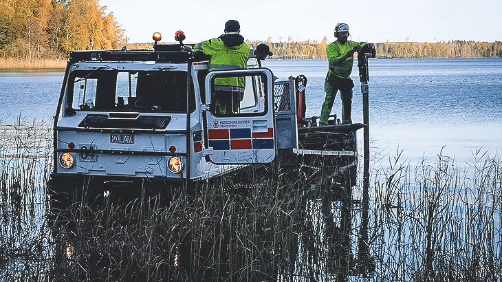 Fordonsförare från Bilkåren hjälper Jordbruksverket och Länsstyrelsen att bygga staket för att begränsa spridningen av svinpest i Västmanland. Foto: Bilkåren.