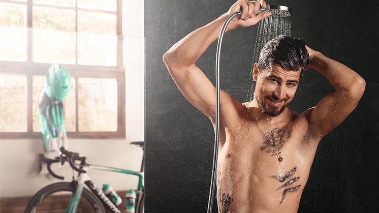 Peter Sagan og de andre BORA-hansgrohe-ryttere ser frem til at slappe af og lade op under bruseren efter cykelturen. Det sætter hansgrohe fokus på i ny kampagne.