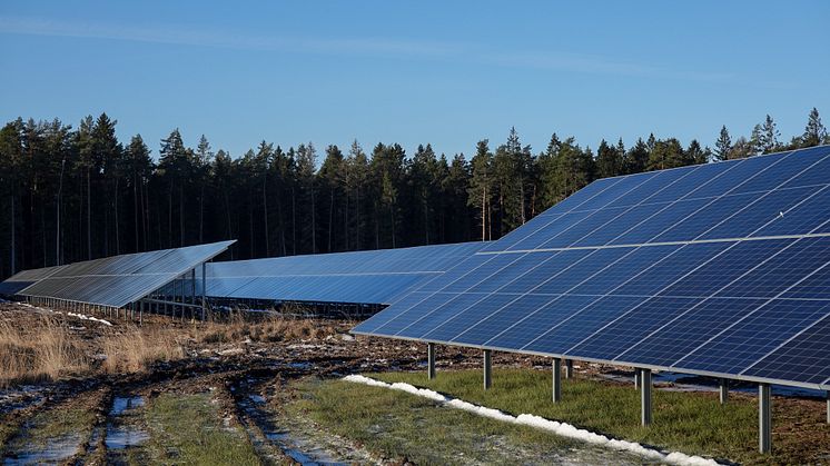 Solparken Henja i Gislaved er blant Sveriges største bakkemonterte solkraftverk. Foto: Sunna Group.
