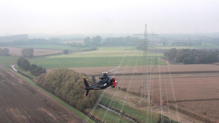 AVA_1510_Montage-Vogelschutzarmaturen-an-Hochspannungsleitung_kf_002