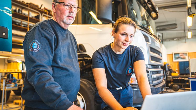 Lärare och elev på ett certifierat Motorbranschcollege