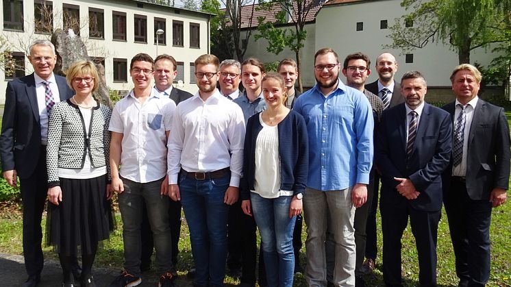 Beate Rubenbauer (2. v. l.), Leiterin Zentrale Ausbildungssteuerung, der Ausbildungsleiter für Ober- und Unterfranken, Uwe Rosenberger (6. v. l.), sowie Christoph Henzel (l.), Leiter Konzessionsmanagement, mit den sieben Azubis aus Unterfranken.