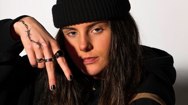 Ash Olsen har fått med seg den ferske artisten Ermina Ibishi på sin nye låt «ROSALIA». Foto: Max Egnell