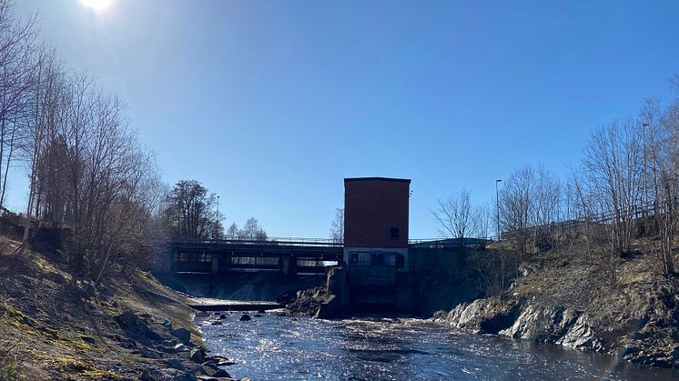 Minimal sidotappning ger mindre fors och full produktion i Dalkarlshyttans vattenkraftstation. Foto: Linde energi.