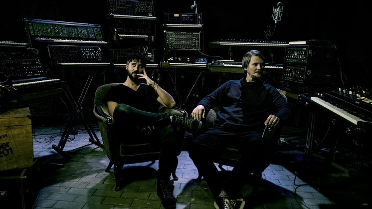 Röyksopp omgitt av sitt viktigste utstyr under opptak til Fuzz! – For oss handler det ikke om å ha de sjeldne, dyre synthene, men å finne det utstyret som gir oss mulighet til å lage lyder som passer vår musikk. 