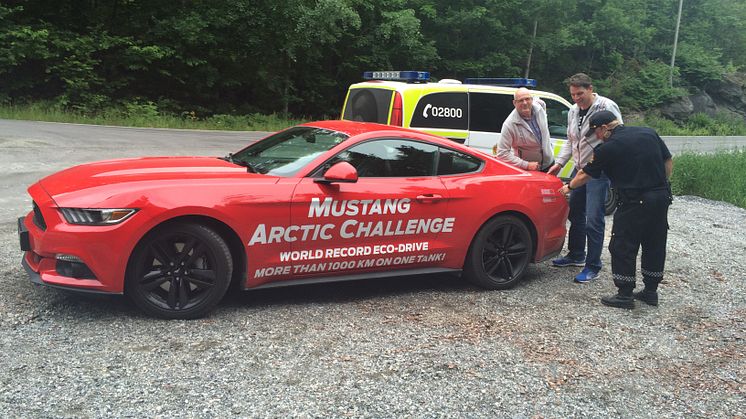 Knut og Henrik satte verdensrekord med sportsbilikonet Ford Mustang. Her i Kragerø kommune etter at tanken var gått tom.