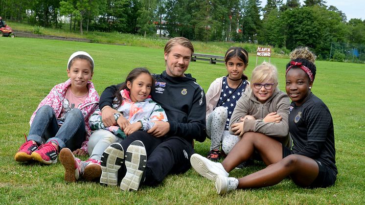 Farh, Naomi, Theodor Olsson, Habibh, Nellie och Glory Amalaha trivs på dagkollot Gavlis Summer Camp.
