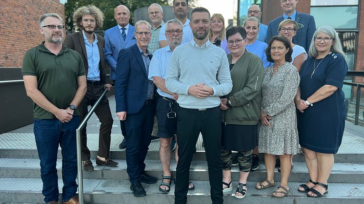 En glad budgetforligsgruppe samlet foran Glostrup Rådhus.