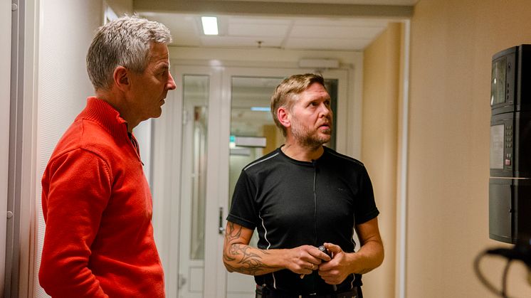 Drifter Kjetil Goddokken på Ahus avdelingen Åråsen har med seg seniorrådgiver Øyvind Sandstad på årets Fang energityven. Foto: Andrea Nøttveit