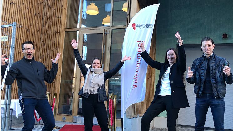 Riksbyggen projektteam redo att ta emot köparna Fr v Endre Barat, projektledare, Amela Hadziosmanovic, säljare, Maria Sandberg, eftermarknad och Björn Mauritsson, projektledare.