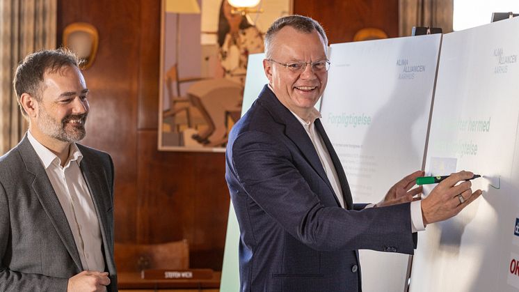 From the left: Mayor of Aarhus Municipality, Jacob Bundsgaard, and President and CEO of Lars Larsen Group, Jesper Lund, at the signing of the Commitment Paper.