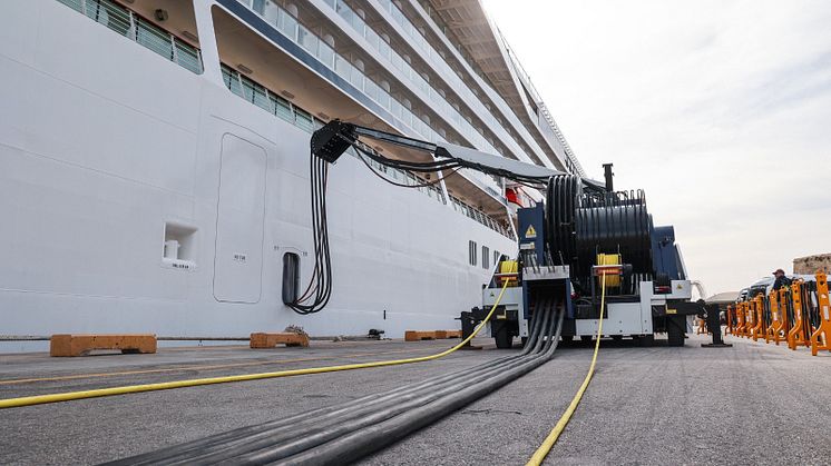 Cavotec PowerMove connects ships to shore power, significantly reducing emissions and contributing to more sustainable port operations.
