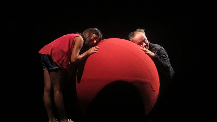 La Balle Rouge (webb) - flicka med dockspelaren Denis Garénaux