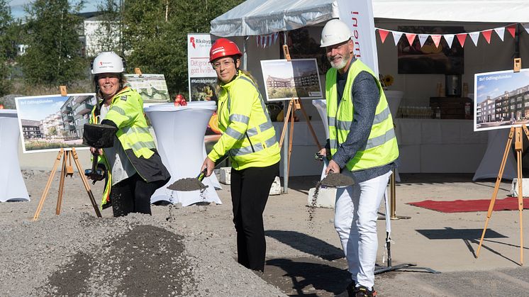 Fr v  Johanna Frelin, vd Riksbyggen, Malin Johansson, distriktschef Skanska och Fredrik Kjos (M), kommunstyrelsens ordförande i Upplands-Bro kommun. Bild: Sarah Toure
