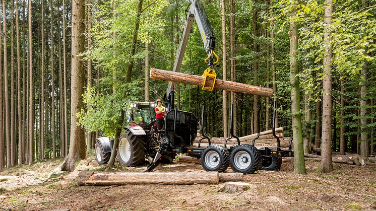 MF1602/V9000 Skogsvagn och kran från skogsprogrammet Multiforest.