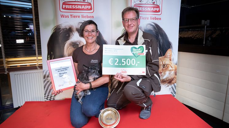 Manuelas Tierhoamat erhält den goldenen Fressnapf für ihr Drohnenprojekt.