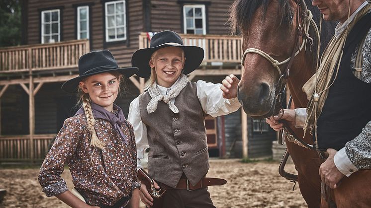I parken kan barnen träffa cowboys, rida på hästar och färdas i diligenser. FOTO: High Chaparral 