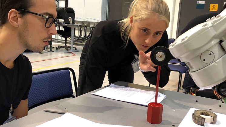 Hur får man roboten att rita en triangel? Astrid Bodin och kurskompisen Benjamin Byman skriver kod tillsammans i en av labbövningarna på Produktionstekniskt centrum i Trollhättan. 