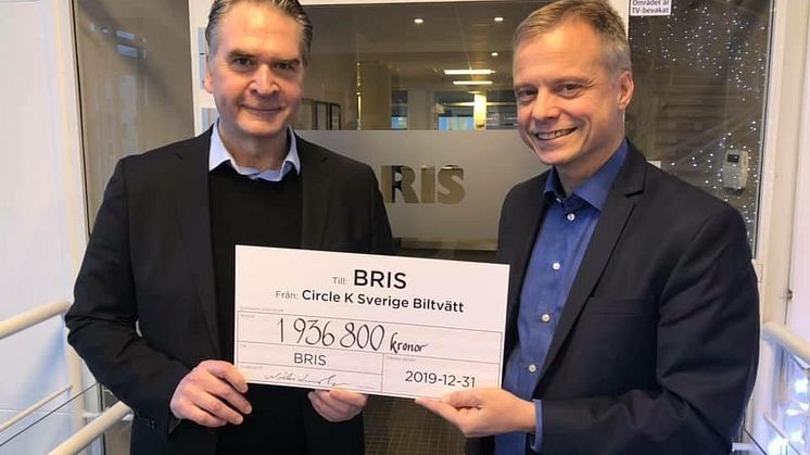 Thomas Örnebjär, Sponsorchef på Bris, tar emot årets check från Niclas Lundberg, Chef biltvätt & biluthyrning Circle K.