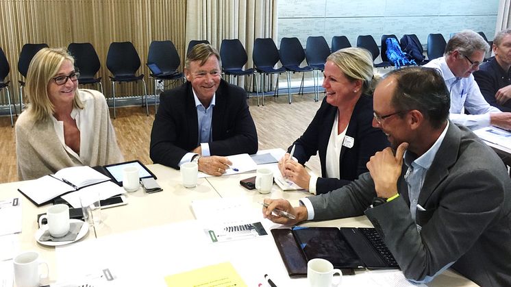 F.v. Liv Hansteen, Bærum Kommune Eiendom, Preben Holst, Peab Eiendomsutvikling, Tove Borchgrevink, Skanska Norge og Karl Erik Navestad i Höegh Eiendom i gruppearbeid. Foto Grønn Byggallianse