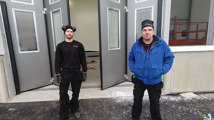 Emil Nord och Jonas Danielsson, ansvarig för däckavdelningen på Rolf Ericson i Mora.