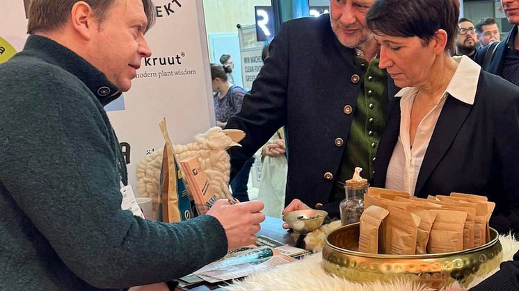 Foto: Staatssekretärin Silvia Bender und Michael Wimmer, Organisator und Netzwerker vom FÖL