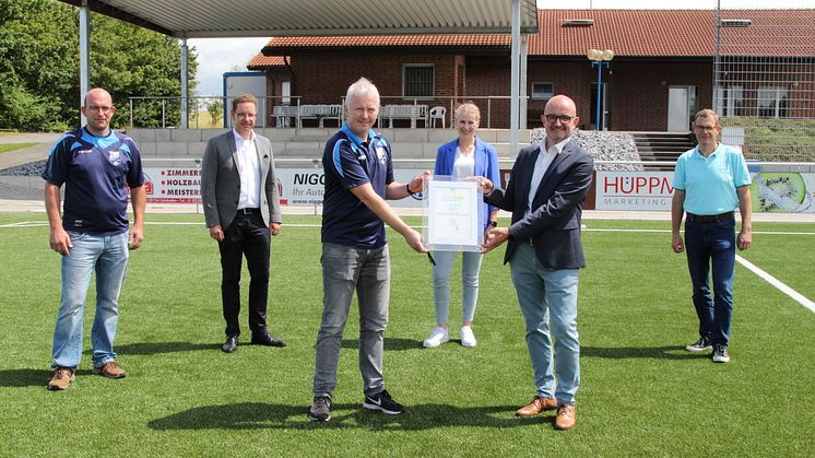 (v. l.) Fußballobmann Wolfgang Hecker, Bürgermeister Ulrich Berger, Vereinsvorsitzender Harald Laufs, Leonie Riekschnietz (Kommunalbetreuerin WW), Geschäftsführer WW Andreas Speith und Martin Westermeier, Stadtentwicklung Salzkotten.