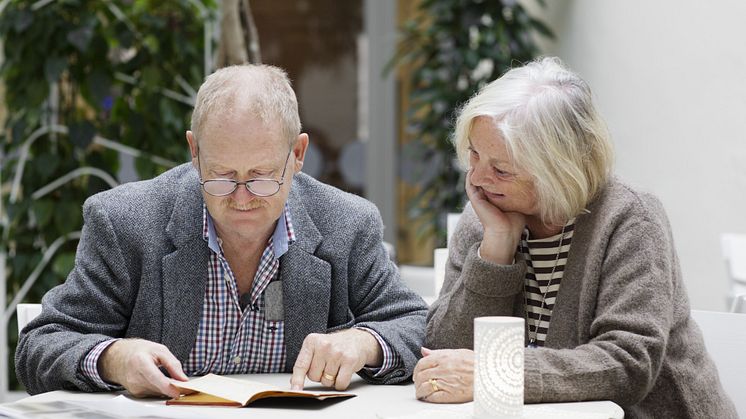 Mathias och Marilyn Cramér läser ur dagboken.jpg
