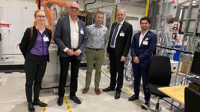 Här syns Eva Stark, Jan Theliander tf rektor, Mikael Ericsson, Högskolan Väst, Sten Tolgfors samt Melsik Harytjunjan vid besöket på Produktionstekniskt centrum..
