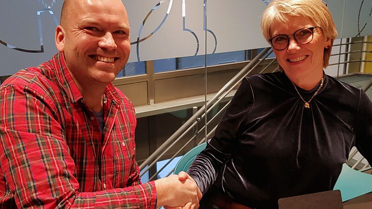 Kontraktsignering. Atle Gerhardsen i Cautus Geo og Hanne Anette Stormo i Bane NOR. 