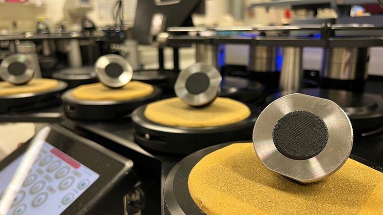 En Martindale nötningsapparat används för att testa slitagetålighet