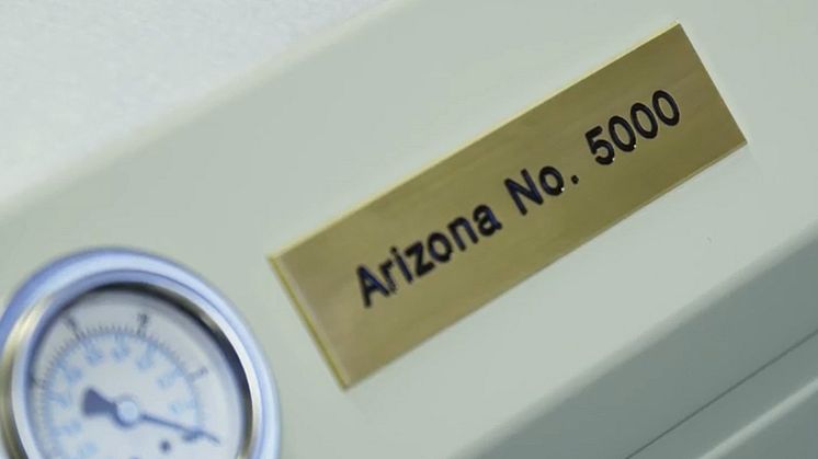 Skilt montert på Arizona som synlig bevis på at den er nr 5000