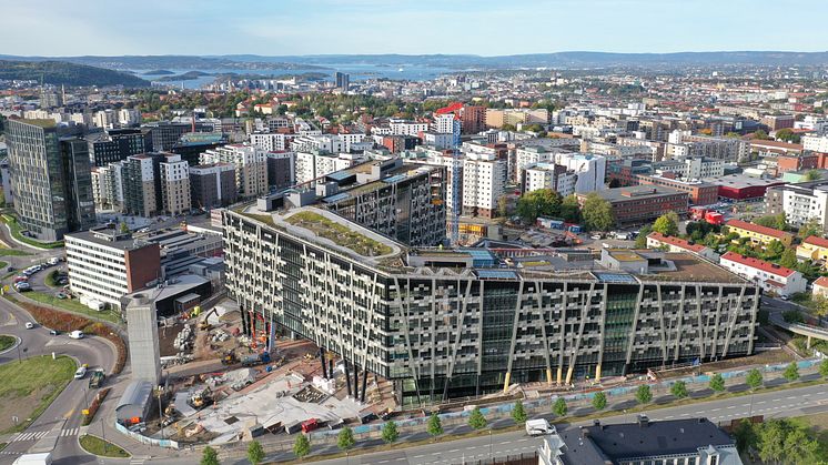 I OPFs portefølje er blant annet Økern Portal. Bygget har fasade av resirkulert aluminium og takhage hvor det dyrkes mat til byggets restauranter. Foto: Prosjektleder Christian Grønvold Hansen i Stema rådgivning.