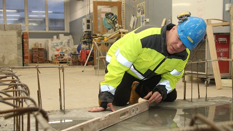 Fredrik Larsson sadlar om till betongarbetare i Övertorneå och planerar att söka jobb i Norge.