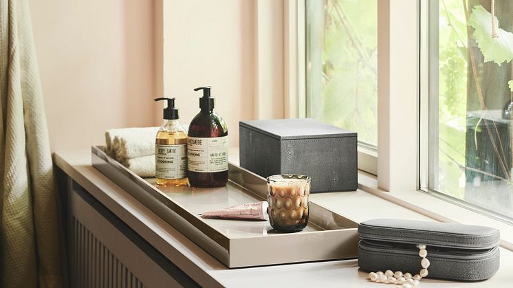 Lux Lacquer Tray Fawn, Sting Jewellery Box Antracit och Sting Jewellery Clutch Antracit från Mojoo