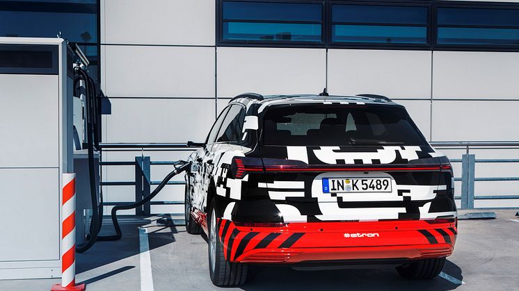 Audi e-tron prototype oplades ved ladestander i Berlin