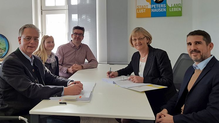 v.l.: Bürgermeister Marcel Fath, Klimaschutzbeauftragte Susanne Salvamoser, Geschäftsleiter Daniel Stadelmann, Ursula Jekelius und Josef Bestle, beide Bayernwerk, bei der Unterzeichnung des neuen Konzessionsvertrags.