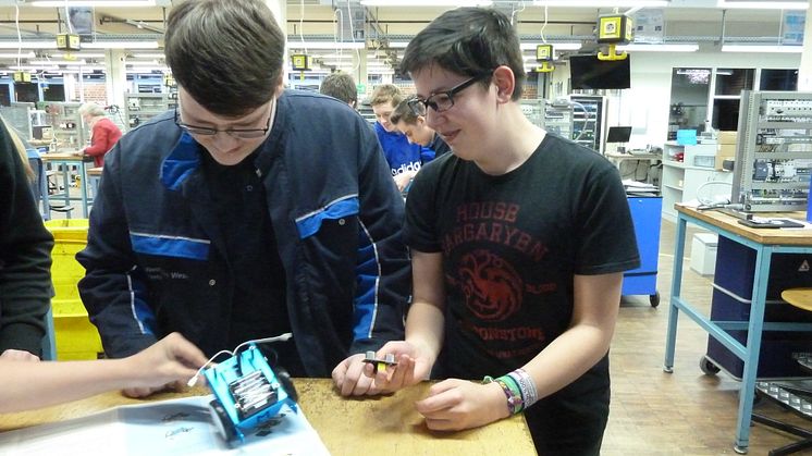 WWE-Azubi Tim  Crombie und Fenja Bädermann vom Gymnasium Porta Westfalica beim Bau eines Mini-Roboters beim Energy Camp (v. l.).