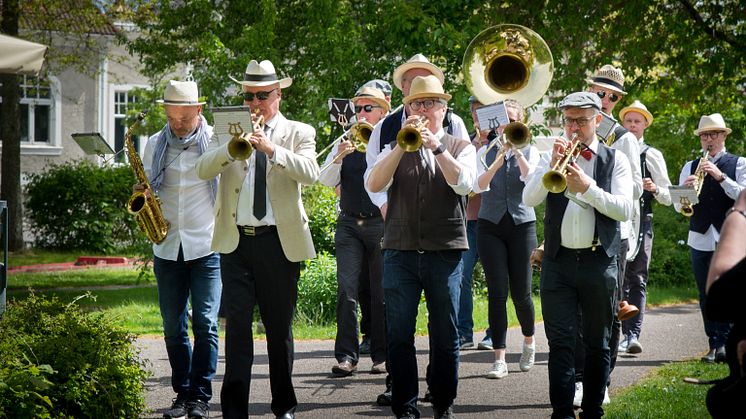 Bohuslän Big Band marscherade fram i Badhusparken torsdagen den 28 maj / Foto: Anneli Johansson