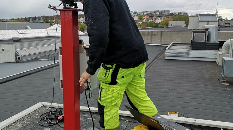 Atle Gerhardsen stiller inn automatisk stasjon på taket på Torvbyen