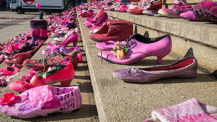 Gestaltete Treppe zum Pink Shoe Day in Leipzig