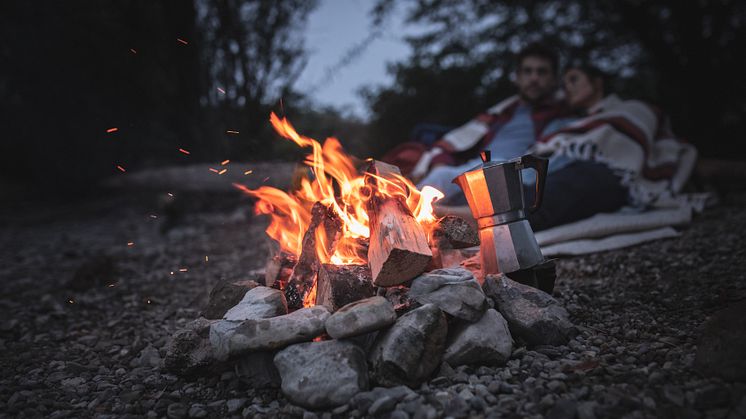 Forggensee: Couple sitting at the campfire at the shore in the evening © DZT/Christoph Jorda