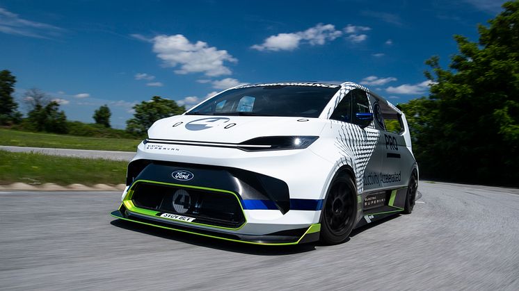Nepřehlédnutelný automobil vznikal v utajení. Konstrukci zajistila divize Ford Performance ve spolupráci s rakouskou společností která se specializuje na elektrifikované soutěžní a závodní vozy.