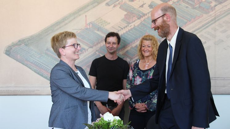 Professorin Dr. Ulrike Tippe und Dirk Zobywalski nach der Vertragsunterzeichnung. Im Hintergrund Oberstufenkoordinatorin Katrin Konrad und Dr. Andreas Preiß vom Zentrum für Studienorientierung und Beratung.