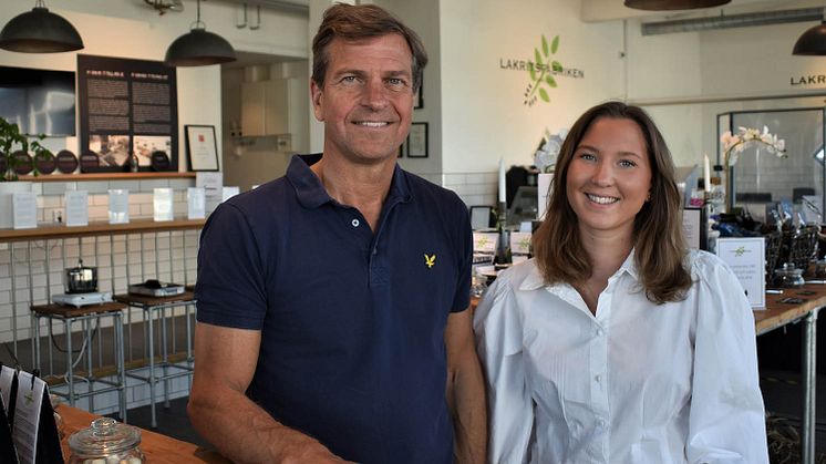 Vd Martin Jörgensen och Elin Perlelin berättar att hållbarhet är viktigt för Lakritsfabriken. Därför har de valt grön el från Skånska Energi.