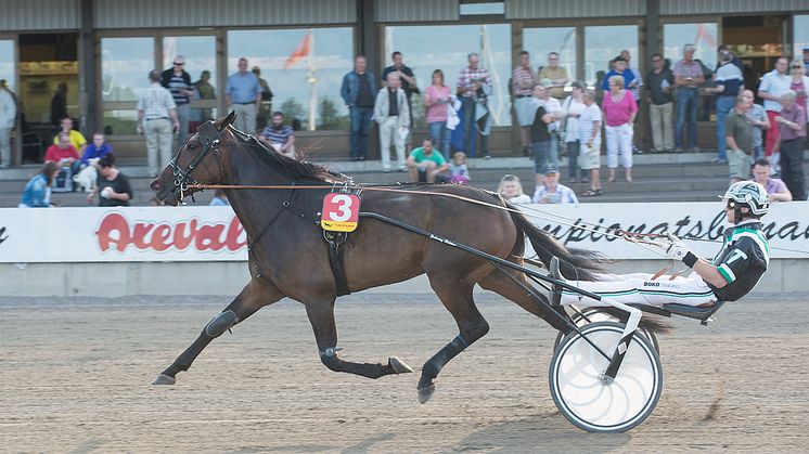 Sommartravet på Axevalla med extra V75 och StoChampionatet