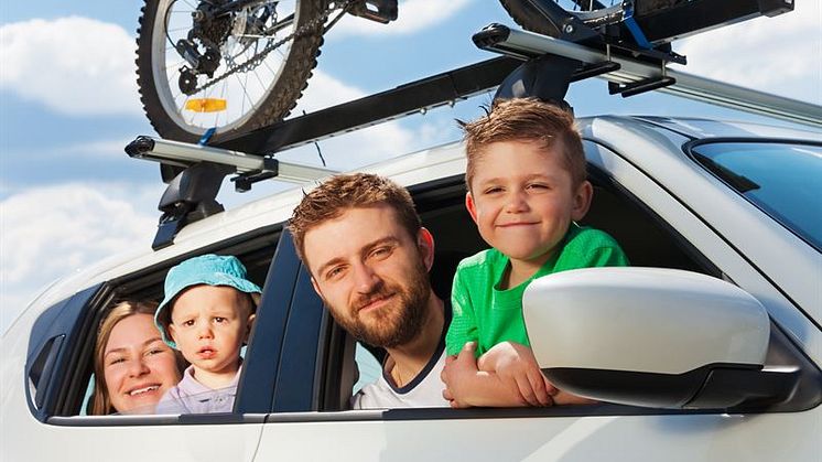 familj i bil med cykel på tak .jpg