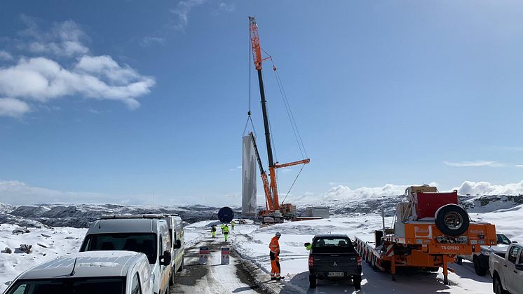 Første del av tårnet til den første turbinen på plass i Kvenndalsfjellet vindpark