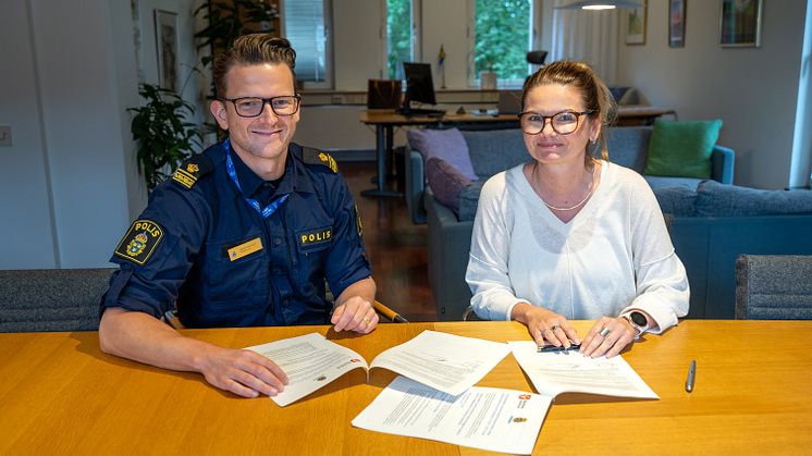 Lokalpolisområdeschef Freddy Nilsson och kommunstyrelsens ordförande Sara Vestering (M) har undertecknat samverkansöverenskommelsen.
