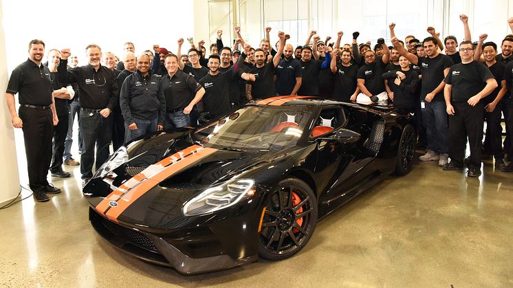 STOLT GJENG: Her er Ford-sjef Raj Nair og noen av de mange ansatte på Fords fabrikk i Canada sammen med den første versjonen av den nye supersportsbilen Ford GT. 